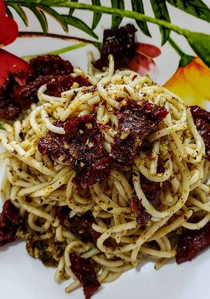 Una foto de PASTA,🍝Pesto🌿y Tomates Secos...!