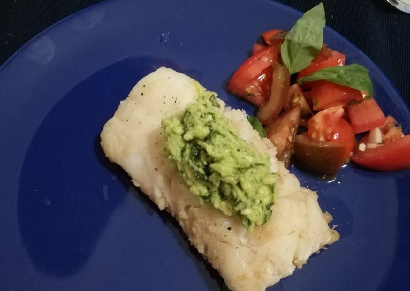 Merluza con pesto de aguacate y ensalada 3 tomates