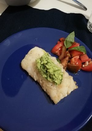 Foto principal de Merluza con pesto de aguacate y ensalada 3 tomates