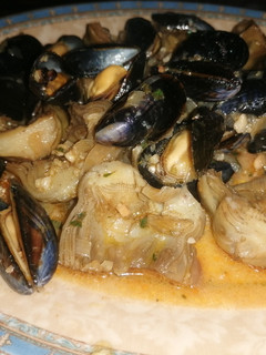 Una foto de Alcachofas guisadas con mejillones de roca