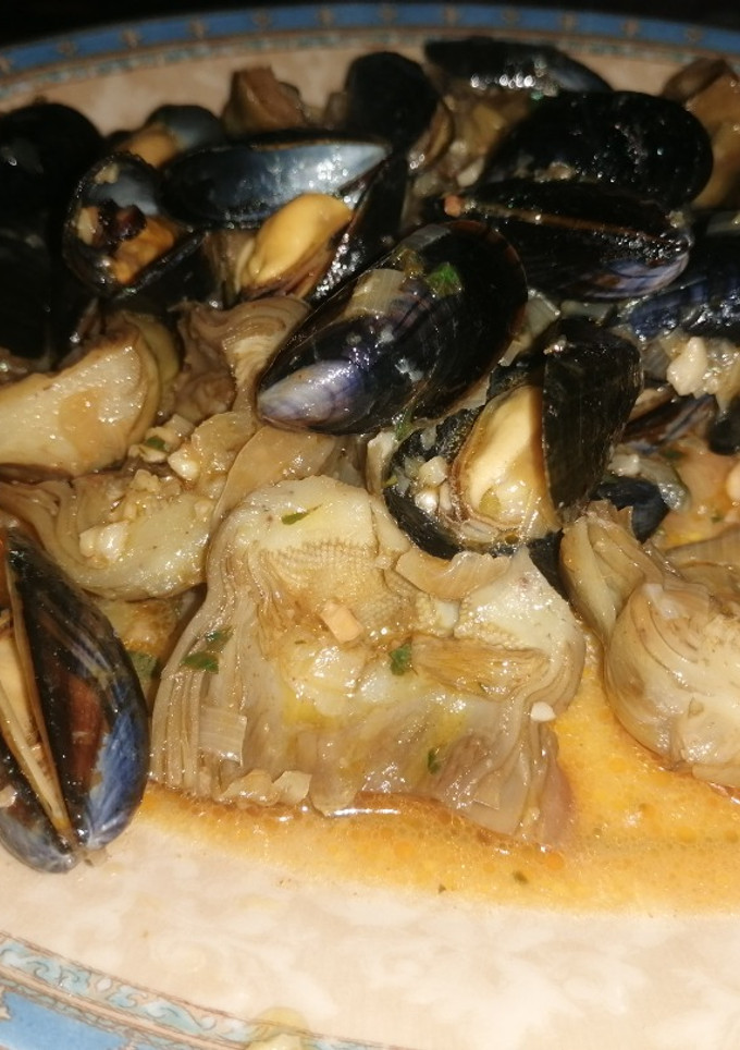 Una foto de Alcachofas guisadas con mejillones de roca
