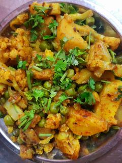 गोभी आलू मटर की सब्जी (gobhi aloo matar ki sabzi recipe in Hindi) रेसिपी मुख्य फोटो