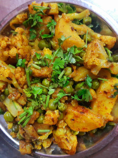 गोभी आलू मटर की सब्जी (gobhi aloo matar ki sabzi recipe in Hindi) रेसिपी मुख्य फोटो