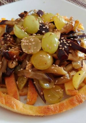 Foto di Bastoncini di frittata con julienne di melanzane, uva e semi di