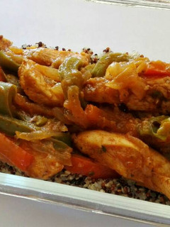 Una foto de Quinoa con Verduras y Pollo sabor fajita!