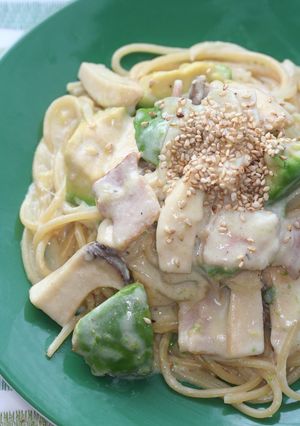A picture of Avocado and Mushroom Cream Pasta.