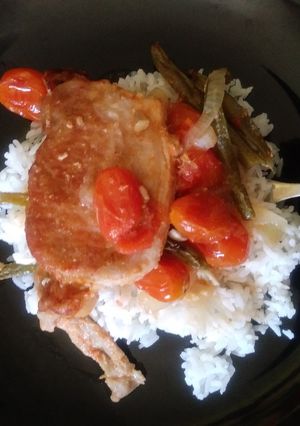 Una foto de Chuleta de puerco al horno con arroz blanco