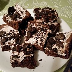 A picture of Tinklee's Gooey Brownie Oreo Bars.