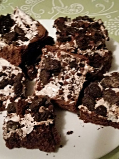 A picture of Tinklee's Gooey Brownie Oreo Bars.