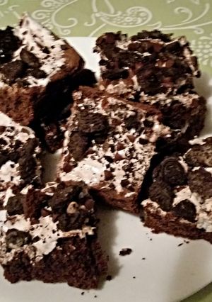 A picture of Tinklee's Gooey Brownie Oreo Bars.