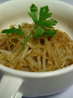 A picture of Bean Sprouts with Sesame and Vinegar Dressing - A Summer Macrobiotic Dish.