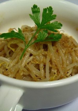 A picture of Bean Sprouts with Sesame and Vinegar Dressing - A Summer Macrobiotic Dish.