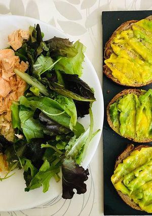Une photo de Salade de laitue thon accompagner de ces toasts à l'avocat