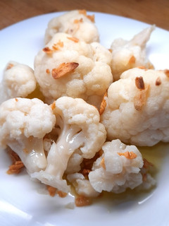 Una foto de Coliflor al ajillo