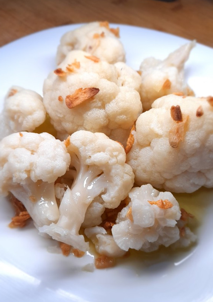 Una foto de Coliflor al ajillo