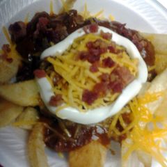 A picture of Loaded chili cheese fries.