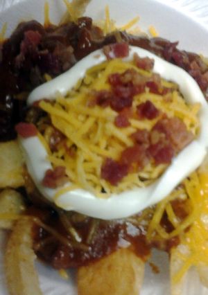 A picture of Loaded chili cheese fries.