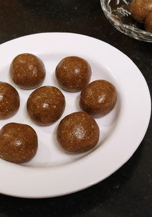 "गुळ शेंगदाणे लाडू"(Gul Shengdane Ladoo Recipe In Marathi) रेसिपी चे मुख्य फोटो 