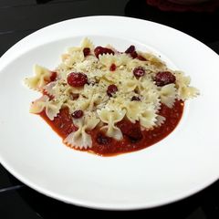 A picture of Pasta With Tomato And Cranbery Sauce.