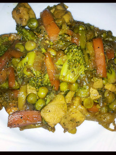 A picture of Chicken slices with soy sauce and garlic.