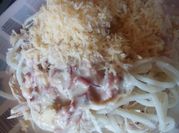 Una foto de pasta con tocineta
