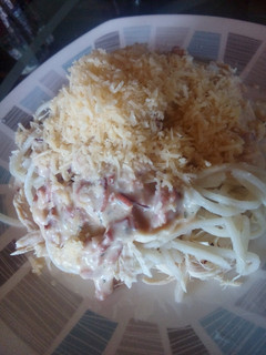 Una foto de Spaguettis con pollo y tocineta en salsa carbonara