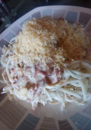 Una foto de Spaguettis con pollo y tocineta en salsa carbonara