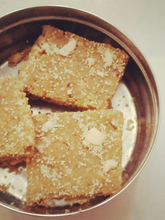કાટલું પાક (Katlu Paak Recipe In Gujarati) રેસીપી મુખ્ય ફોટો