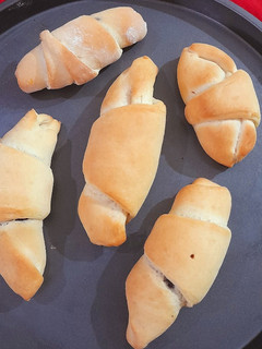 ચોકલેટ ક્રોંસોંટ (Chocolate Croissant Recipe In Gujarati) રેસીપી મુખ્ય ફોટો
