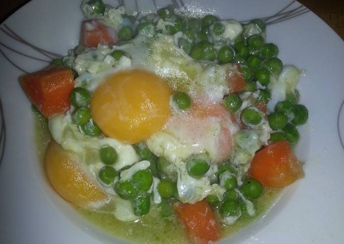 MZ - Poached egg on peas and carrots