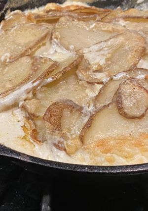 A picture of Cast Iron scalloped potatoes.