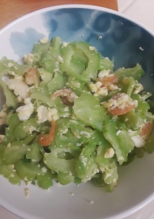 Hình của món Khổ qua xào tôm khô và trứng.