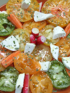 Una foto de Ensalada de tomates de colores