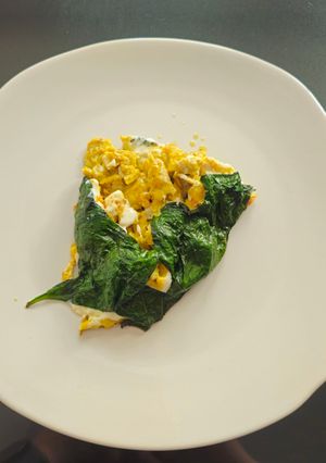 Una foto de Quesadilla de Hoja Santa con Huevos Revueltos