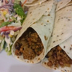 A picture of Sloppy Joe wraps with salad, for 2.