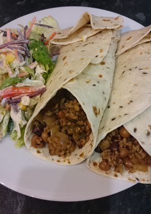 A picture of Sloppy Joe wraps with salad, for 2.