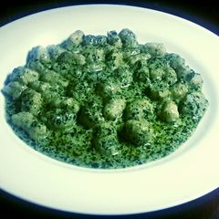 A picture of One and a half potato / gnocchi in pesto sauce.