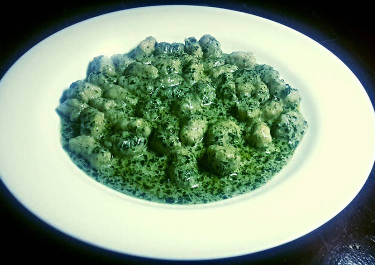 One and a half potato / gnocchi in pesto sauce