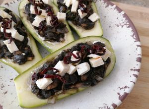 Una foto de Calabacitas rellenas de huitlacoche y queso