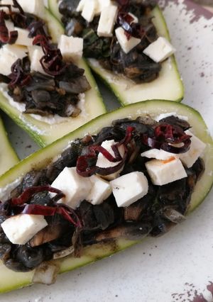 Una foto de Calabacitas rellenas de huitlacoche y queso