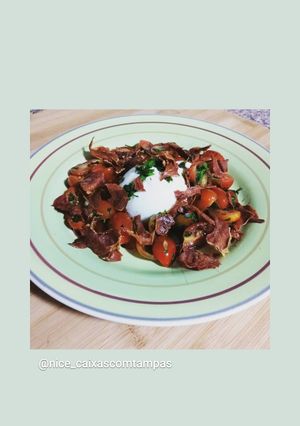 Foto de Burrata com tomate cherry e presunto crocante