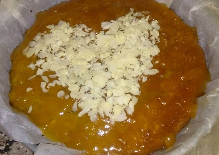 Bizcocho de manzana con mermelada de albaricoque