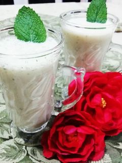 Una foto de Malteada🥤 de banana 🍌 y yerbabuena 🍃 sin azúcar ni miel 🚫🍯