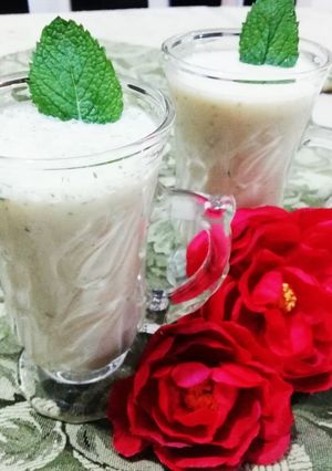 Una foto de Malteada🥤 de banana 🍌 y yerbabuena 🍃 sin azúcar ni miel 🚫🍯