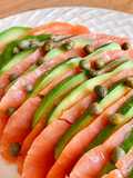 Salad Cá Hồi Xông Khói, Quả Bơ & Nụ Bạch Hoa