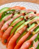 Salad Cá Hồi Xông Khói, Quả Bơ & Nụ Bạch Hoa