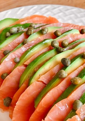 Hình của món Salad Cá Hồi Xông Khói, Quả Bơ & Nụ Bạch Hoa.