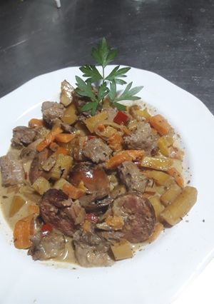 Una foto de Vacío de cerdo con verduras...🐖🌶️🥦🥕🍖🥓