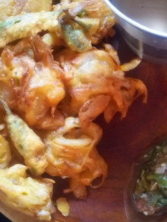 चटपटे आलू प्याज़ के पकौड़े (chatpate aloo pyaz ke pakode recipe in hindi) रेसिपी मुख्य फोटो
