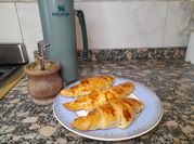 Una foto de croissant almibar